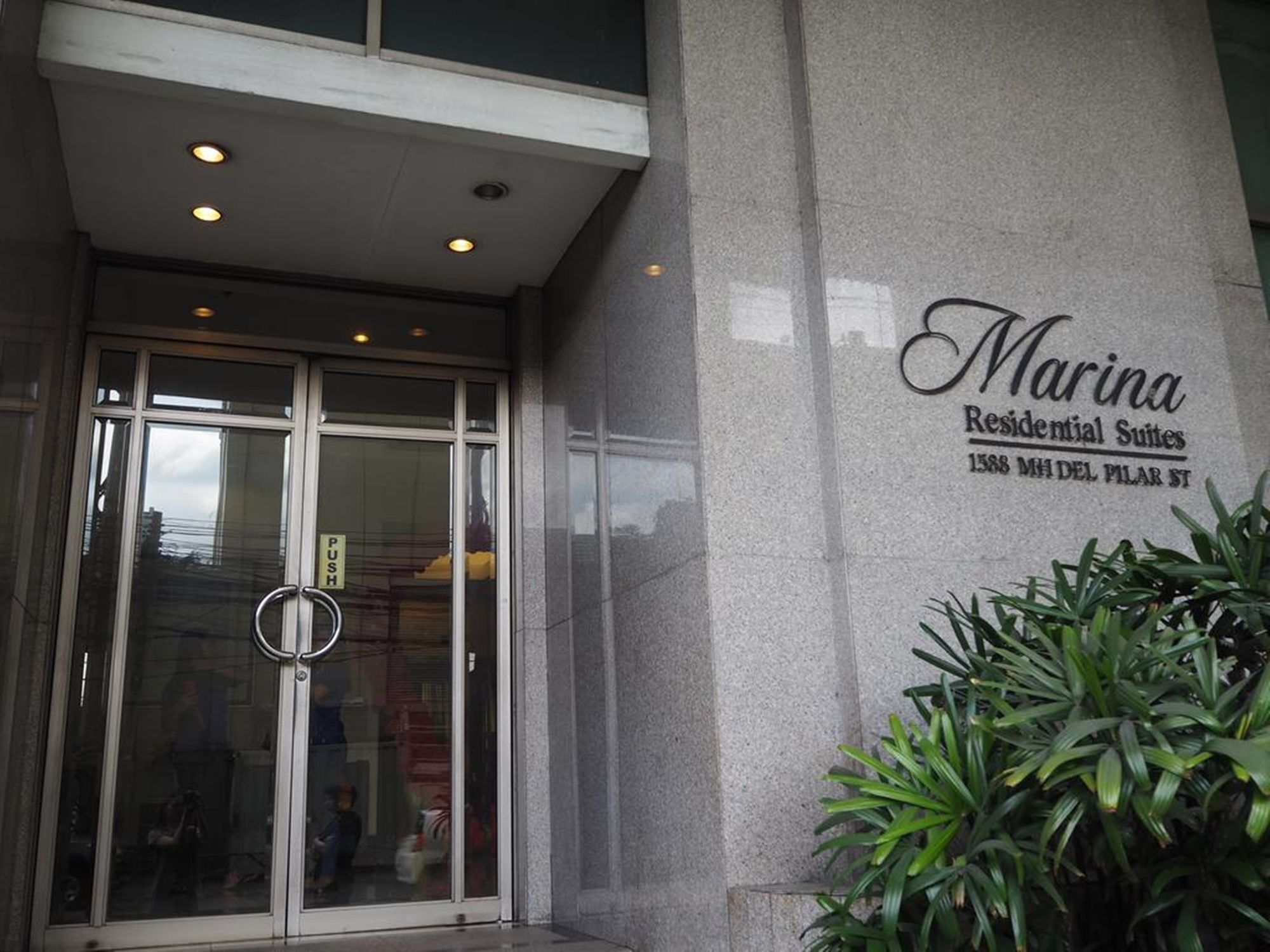Suites De Marina Manila With Netflix Exterior photo