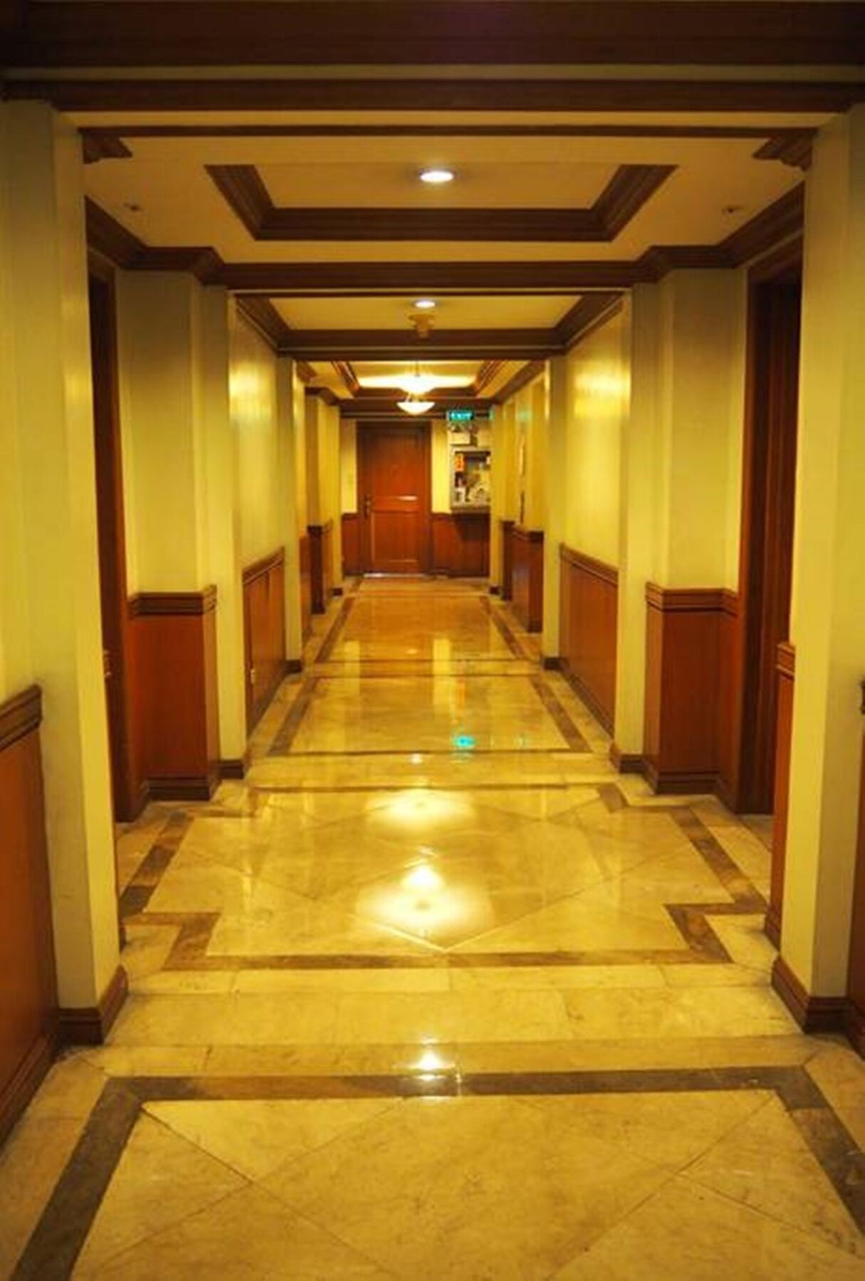 Suites De Marina Manila With Netflix Exterior photo